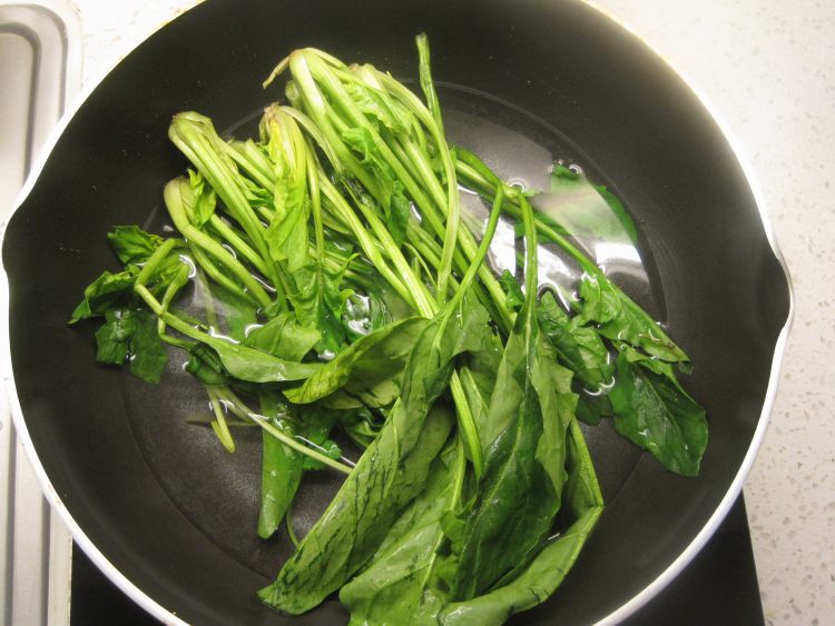 菠菜拌木耳鸡蛋步骤2