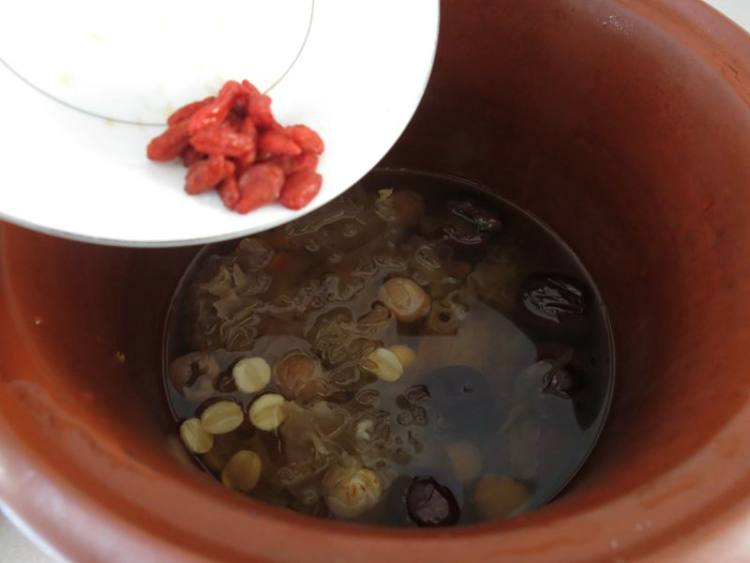 桂圆莲子银耳滋补羹步骤6