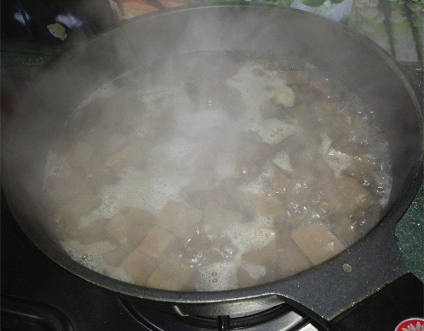 酸萝卜鸭血炖年糕步骤3