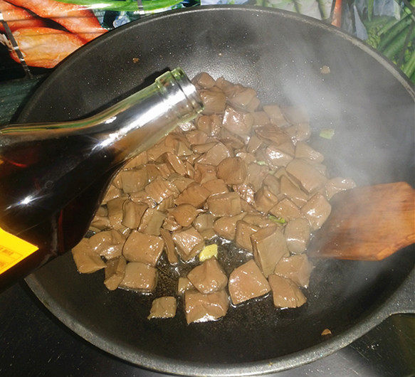 酸萝卜鸭血炖年糕步骤6