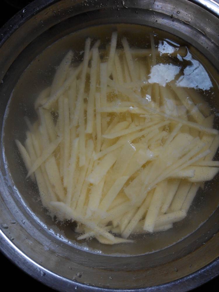 土豆木耳炒肉丝步骤1