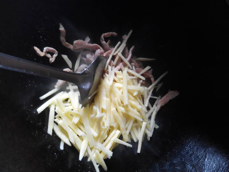 土豆木耳炒肉丝步骤6