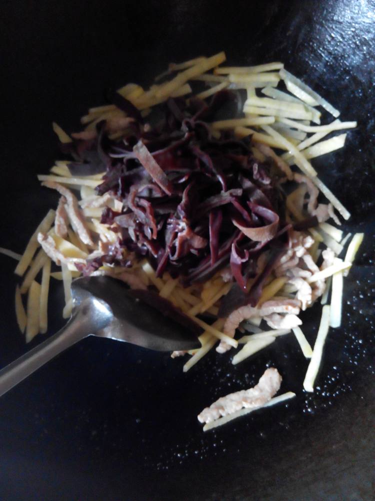 土豆木耳炒肉丝步骤7