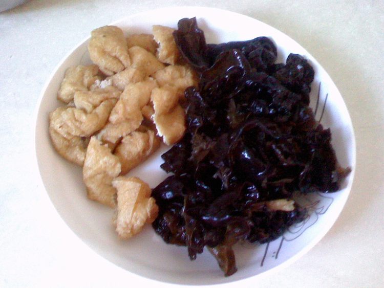 油豆腐炒云耳步骤1