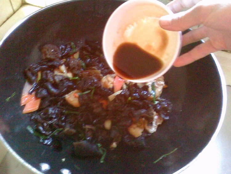 油豆腐炒云耳步骤6