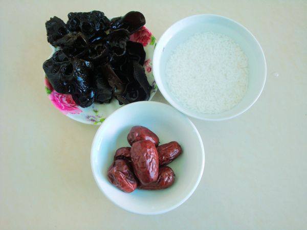 红枣木耳粥步骤1