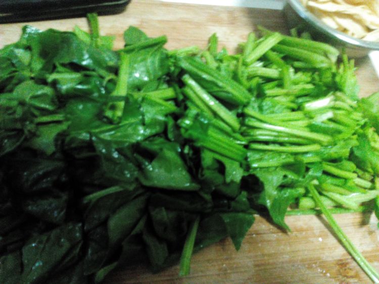 菠菜炒鸡蛋皮步骤2