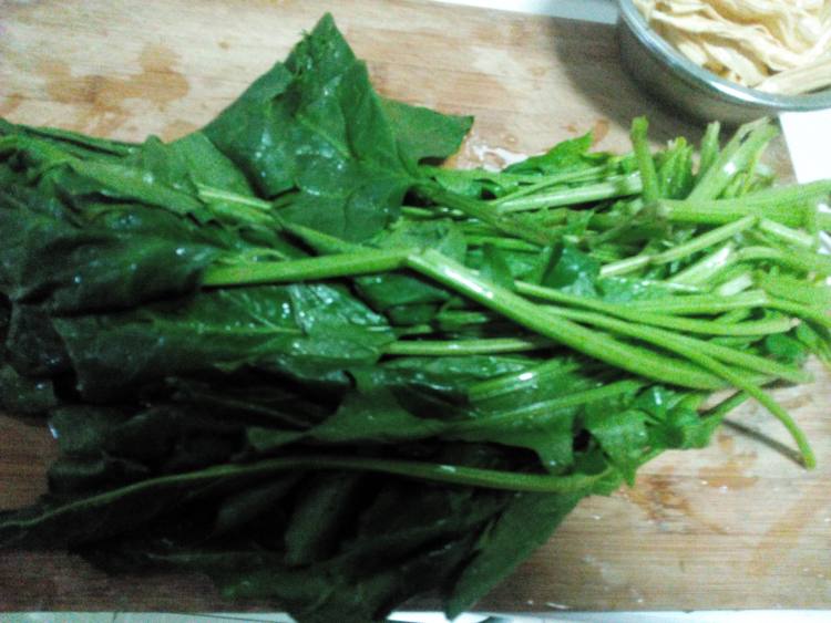 菠菜炒鸡蛋皮步骤1