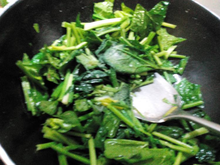 菠菜炒鸡蛋皮步骤9