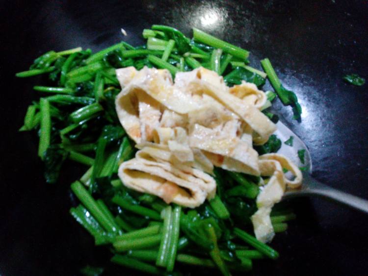 菠菜炒鸡蛋皮步骤10