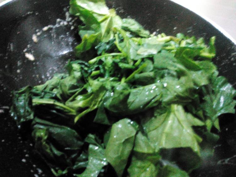 菠菜炒鸡蛋皮步骤8