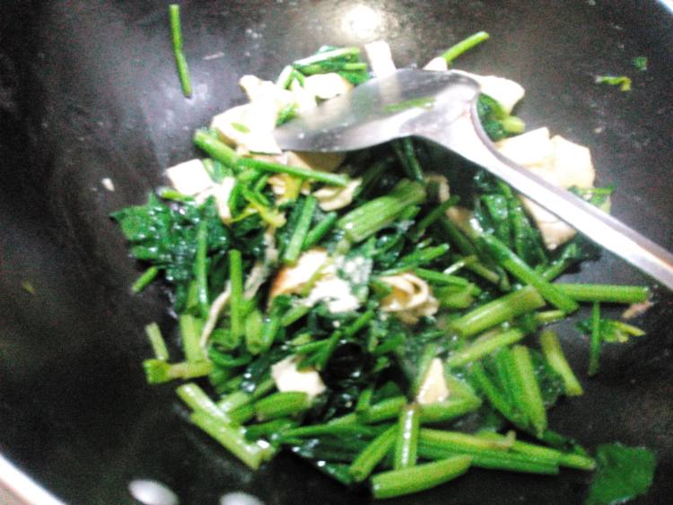 菠菜炒鸡蛋皮步骤11
