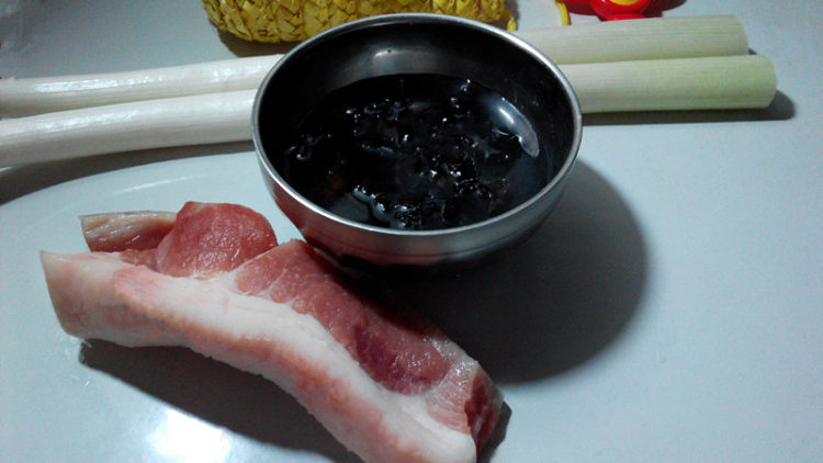 木耳肉片步骤1