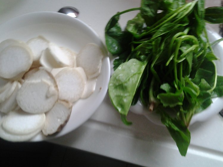 杏鲍菇肉圆菠菜汤步骤3