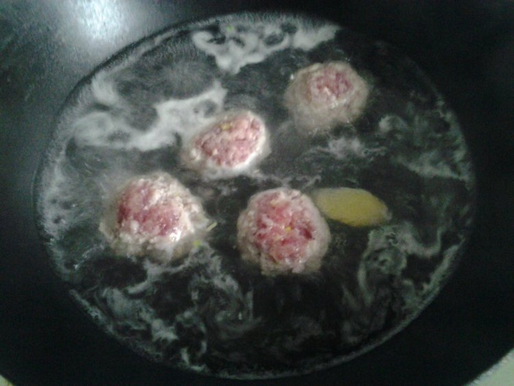杏鲍菇肉圆菠菜汤步骤2