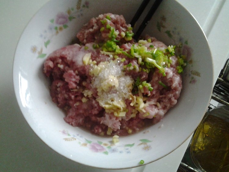 杏鲍菇肉圆菠菜汤步骤1