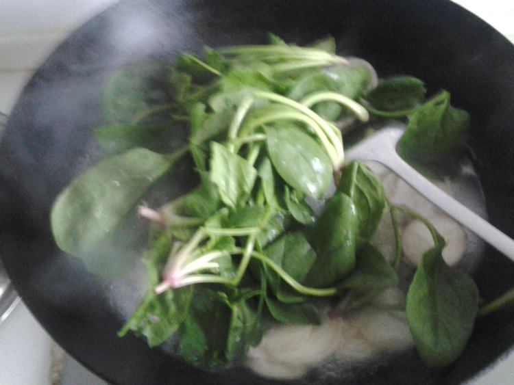 杏鲍菇肉圆菠菜汤步骤6