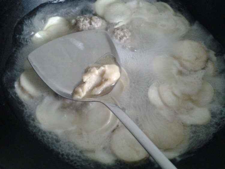 杏鲍菇肉圆菠菜汤步骤5