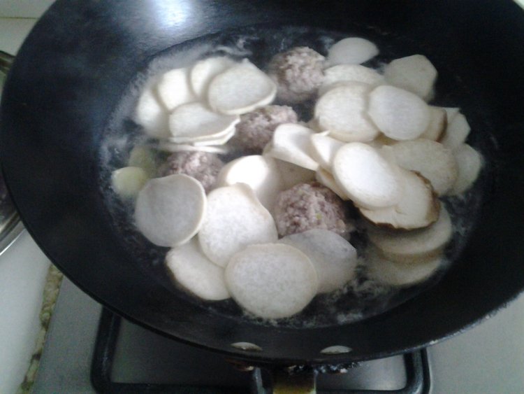 杏鲍菇肉圆菠菜汤步骤4