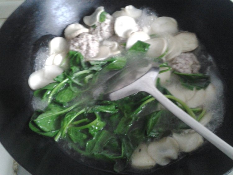 杏鲍菇肉圆菠菜汤步骤7