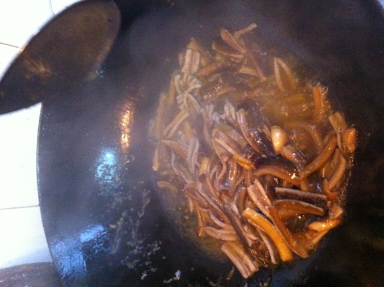 青红椒鳝丝炒河粉步骤2
