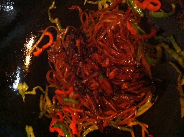 青红椒鳝丝炒河粉步骤8
