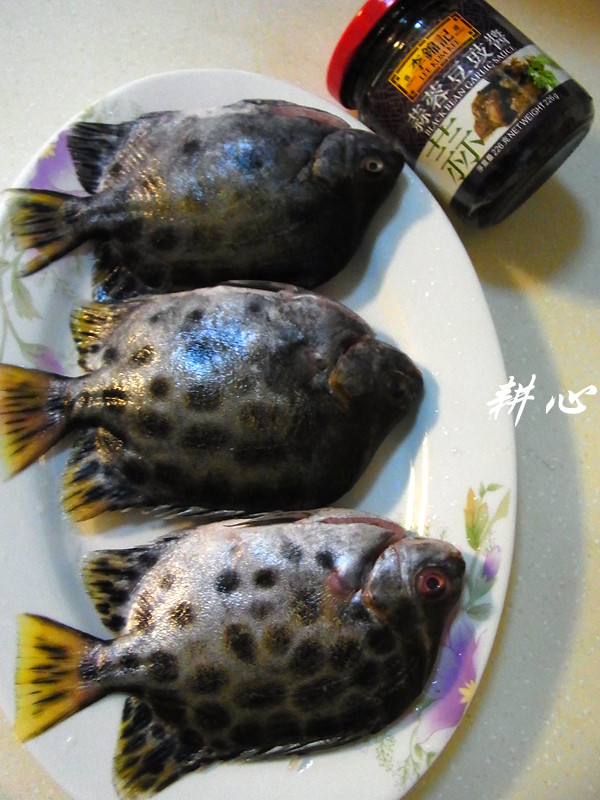 豉汁蒸金鼓鱼步骤1
