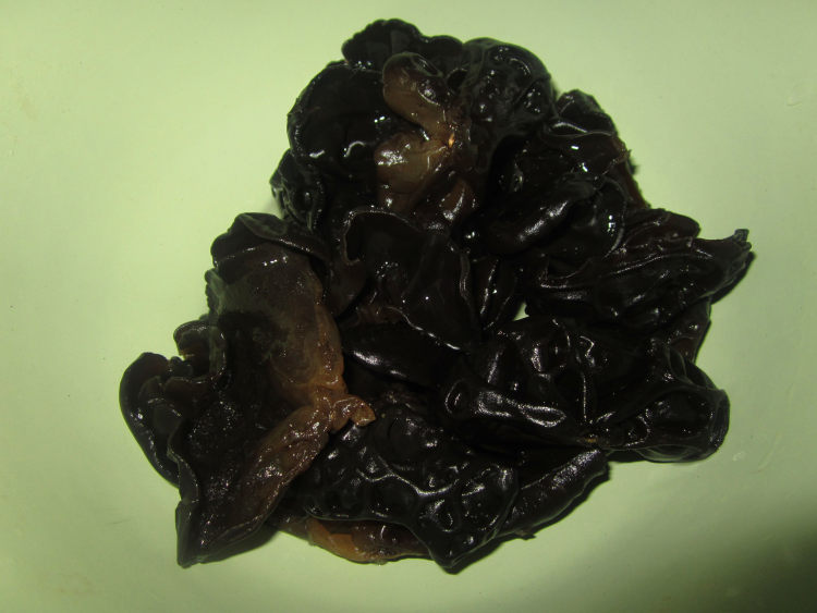 秋木耳炒芹菜步骤1