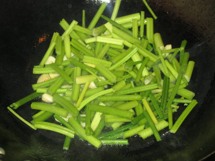 秋木耳炒芹菜步骤5