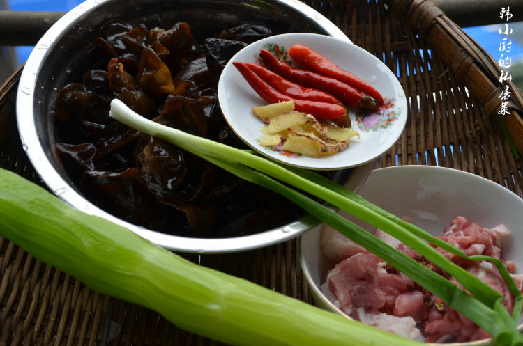 青笋木耳肉片步骤1