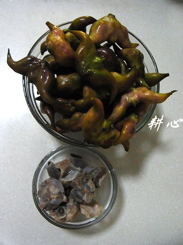 菱角排骨汤步骤1