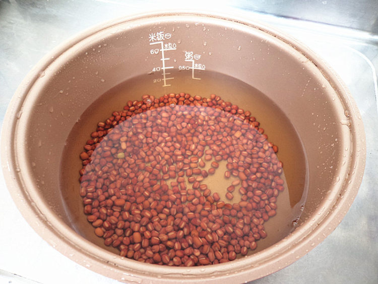 玉米莲藕红豆汤步骤3