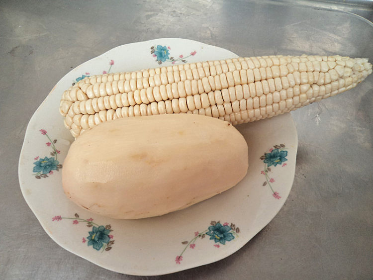 玉米莲藕红豆汤步骤2