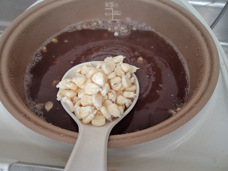 玉米莲藕红豆汤步骤5