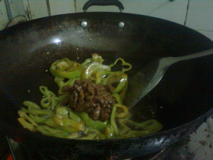 青椒炒牛肉步骤5