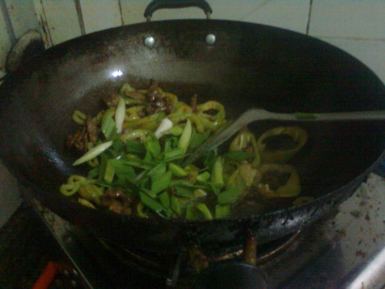 青椒炒牛肉步骤6