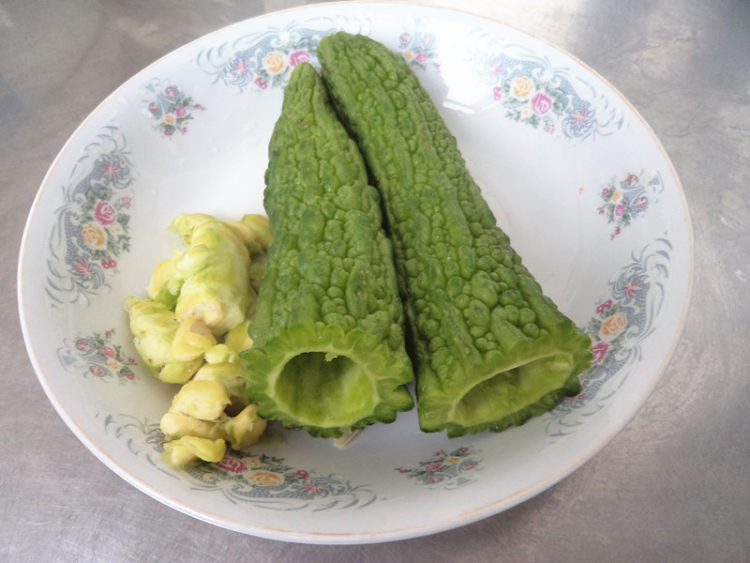 黑木耳拌苦瓜步骤1