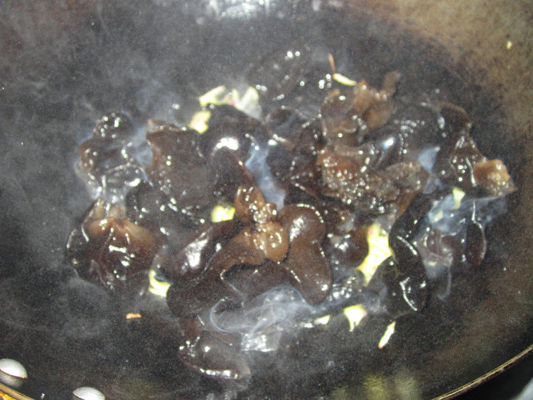 姜丝黑木耳步骤6