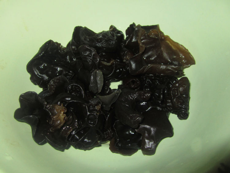蚝油黑木耳炒青辣椒步骤1