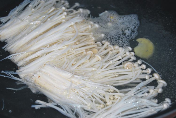 金针菇蛋皮丝拌菠菜步骤1