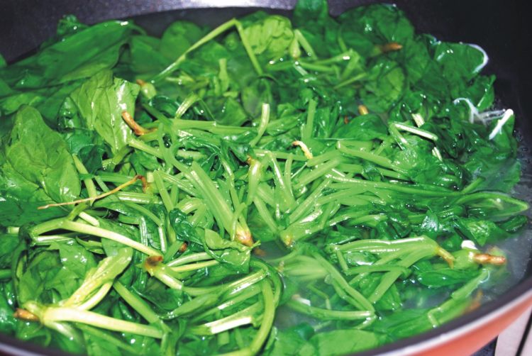 金针菇蛋皮丝拌菠菜步骤2