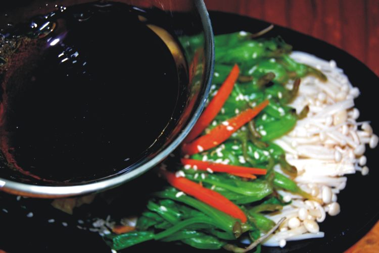 金针菇蛋皮丝拌菠菜步骤6