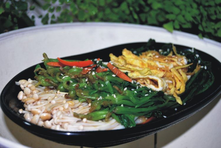 金针菇蛋皮丝拌菠菜步骤7