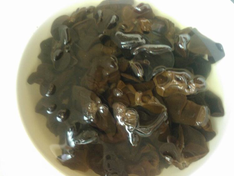 胡萝卜丝炒黑木耳步骤2