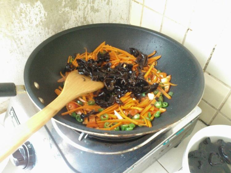 胡萝卜丝炒黑木耳步骤7