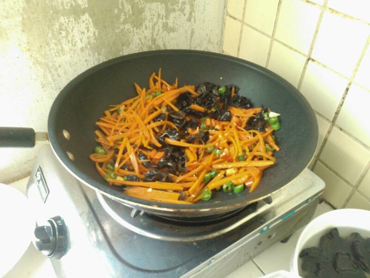 胡萝卜丝炒黑木耳步骤8