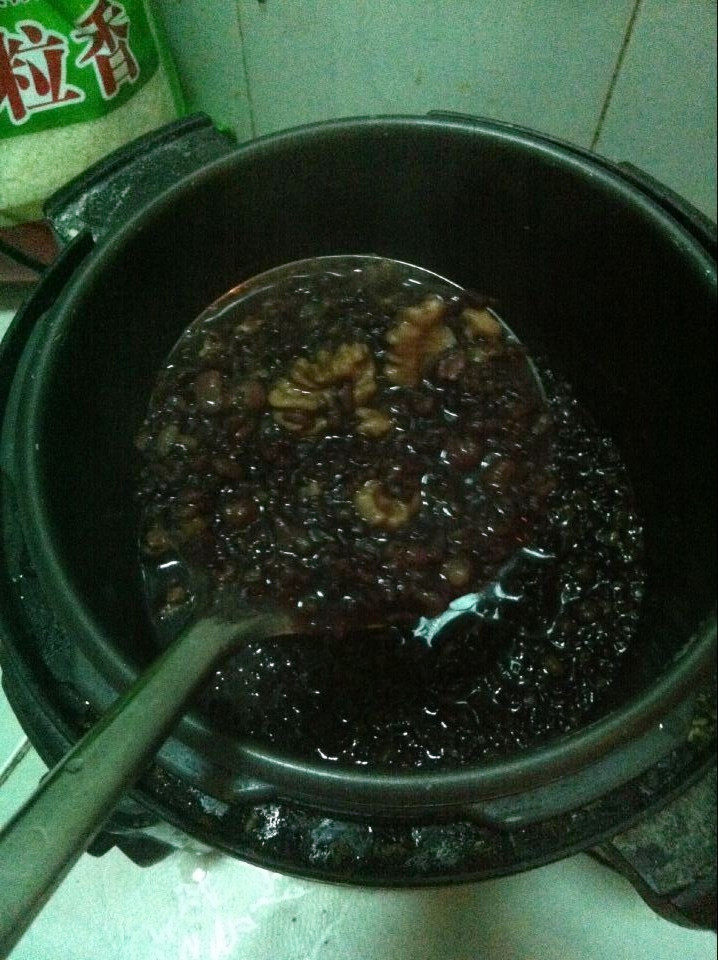 紫米核桃粥步骤5