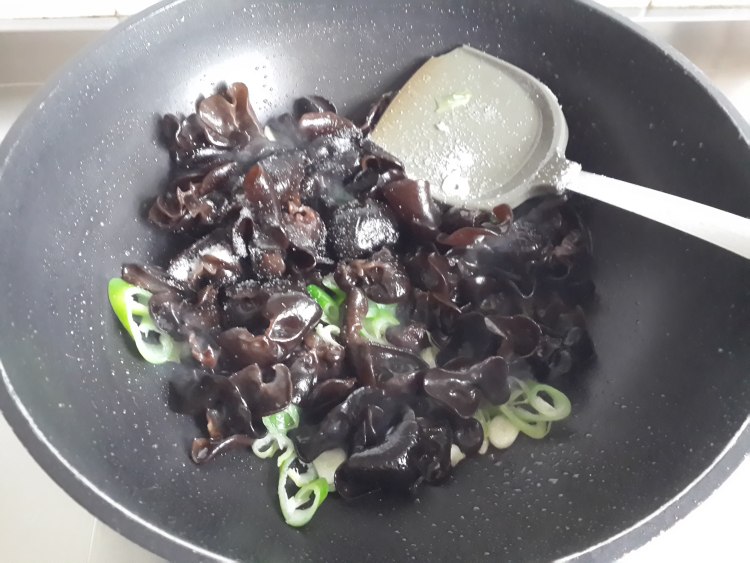 葱炒木耳步骤2