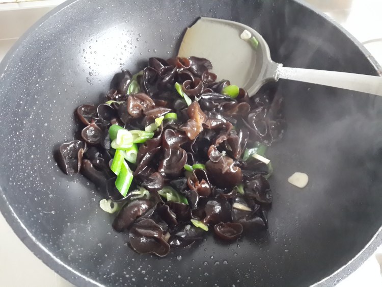 葱炒木耳步骤3