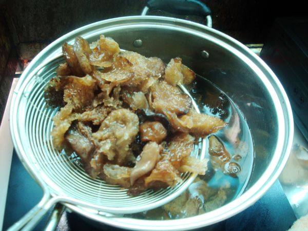 苤菜叶炒木耳步骤3